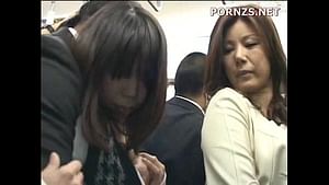 Madura se excita viendo como violan a una inocente colegiala